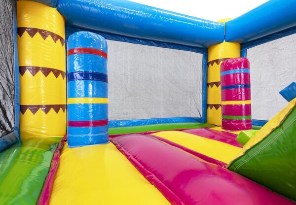 Het springkussen beach is een compact met een super leuk thema.